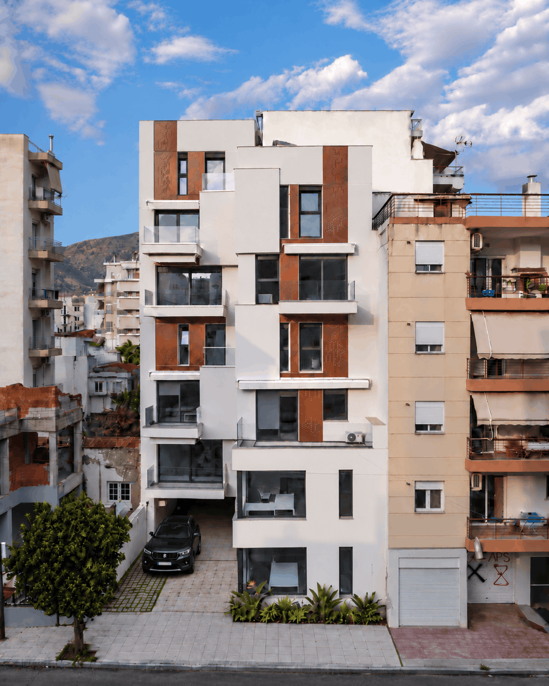 Σύγχρονη Πολυκατοικία με Γυάλινες Βεράντες